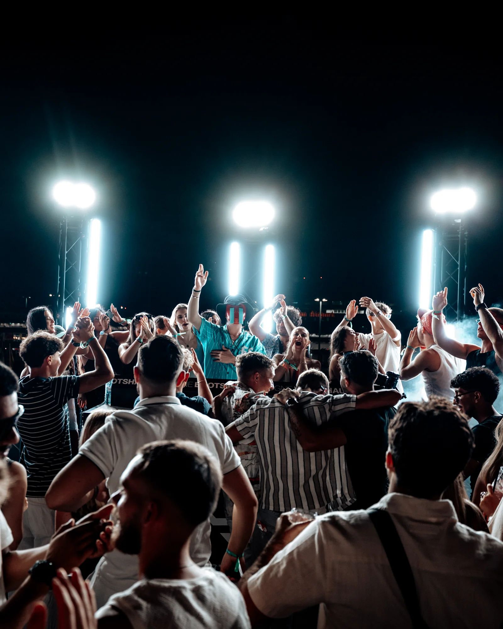 DHALI und die feiernde Crowd im Gegenlicht
