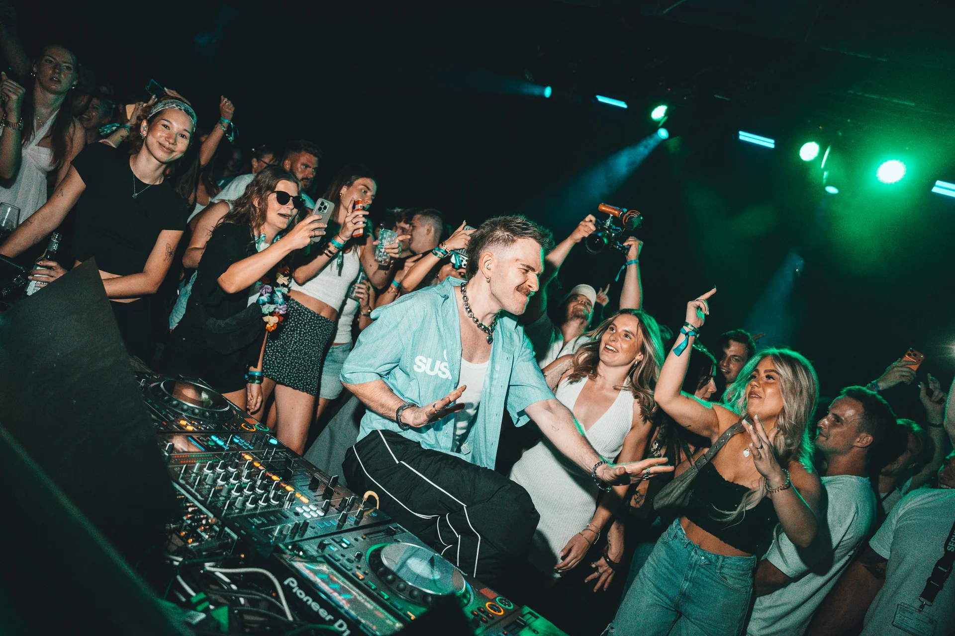 Ely Oaks am DJ-Pult mitten in der feiernden Crowd