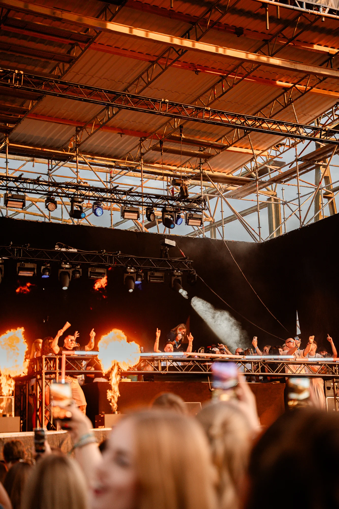 Flammen vor der DJ-Bühne bei Pumpkin Palooza Harbour im warmen Abendlicht
