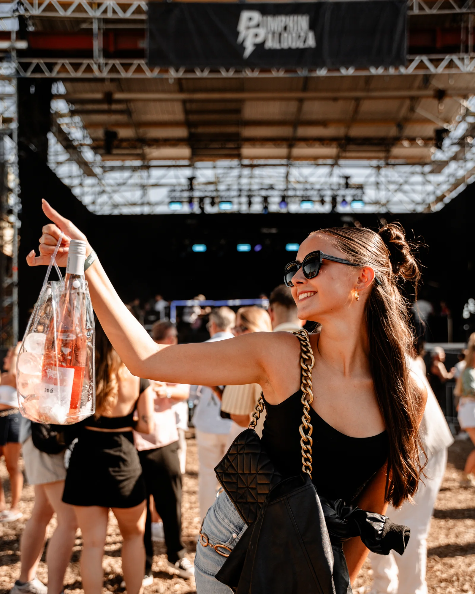 Lachende Besucherin mit Sonnenbrille vor der Pumpkin Palooza Bühne