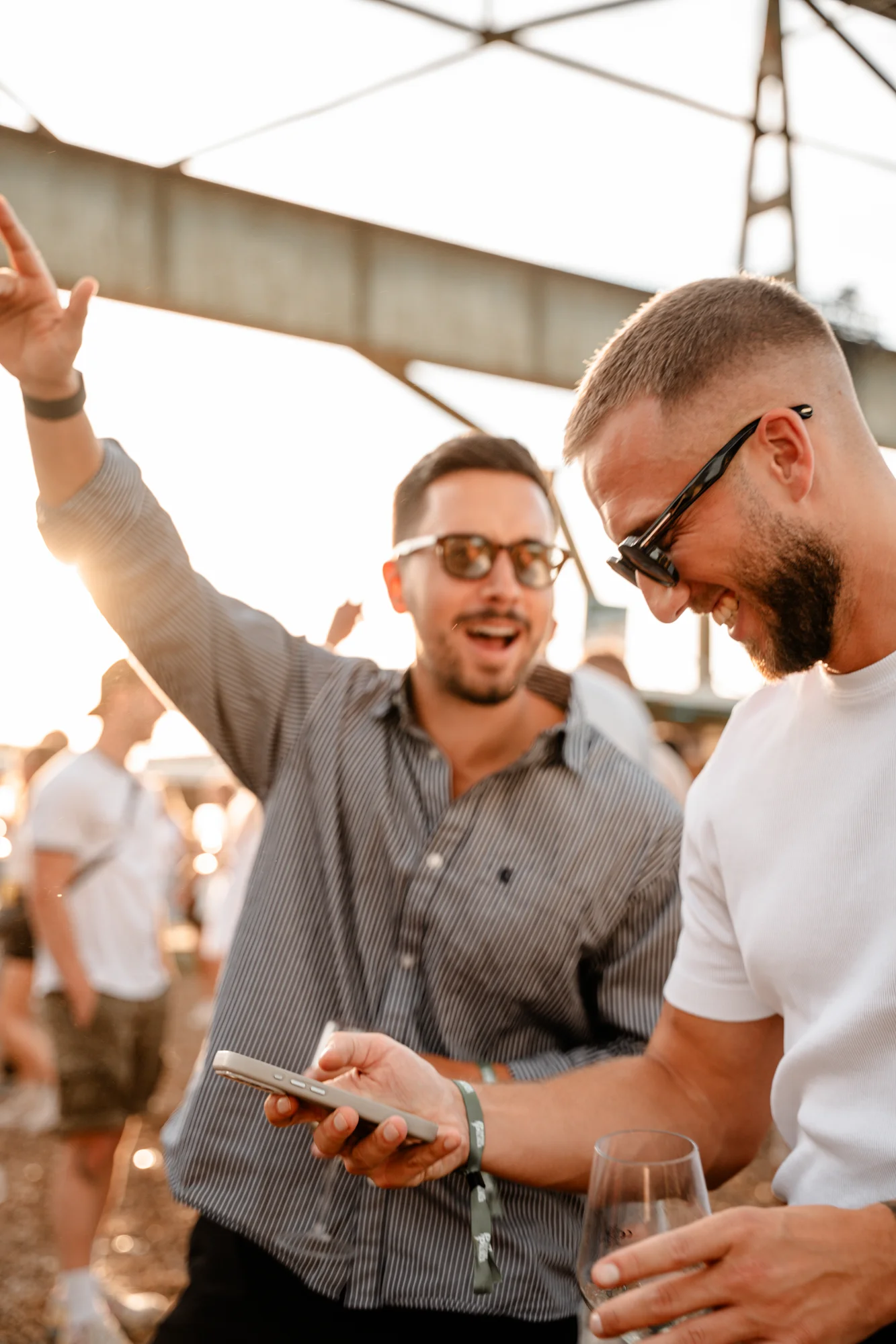 Zwei Festivalbesucher lachen gemeinsam im Sonnenlicht