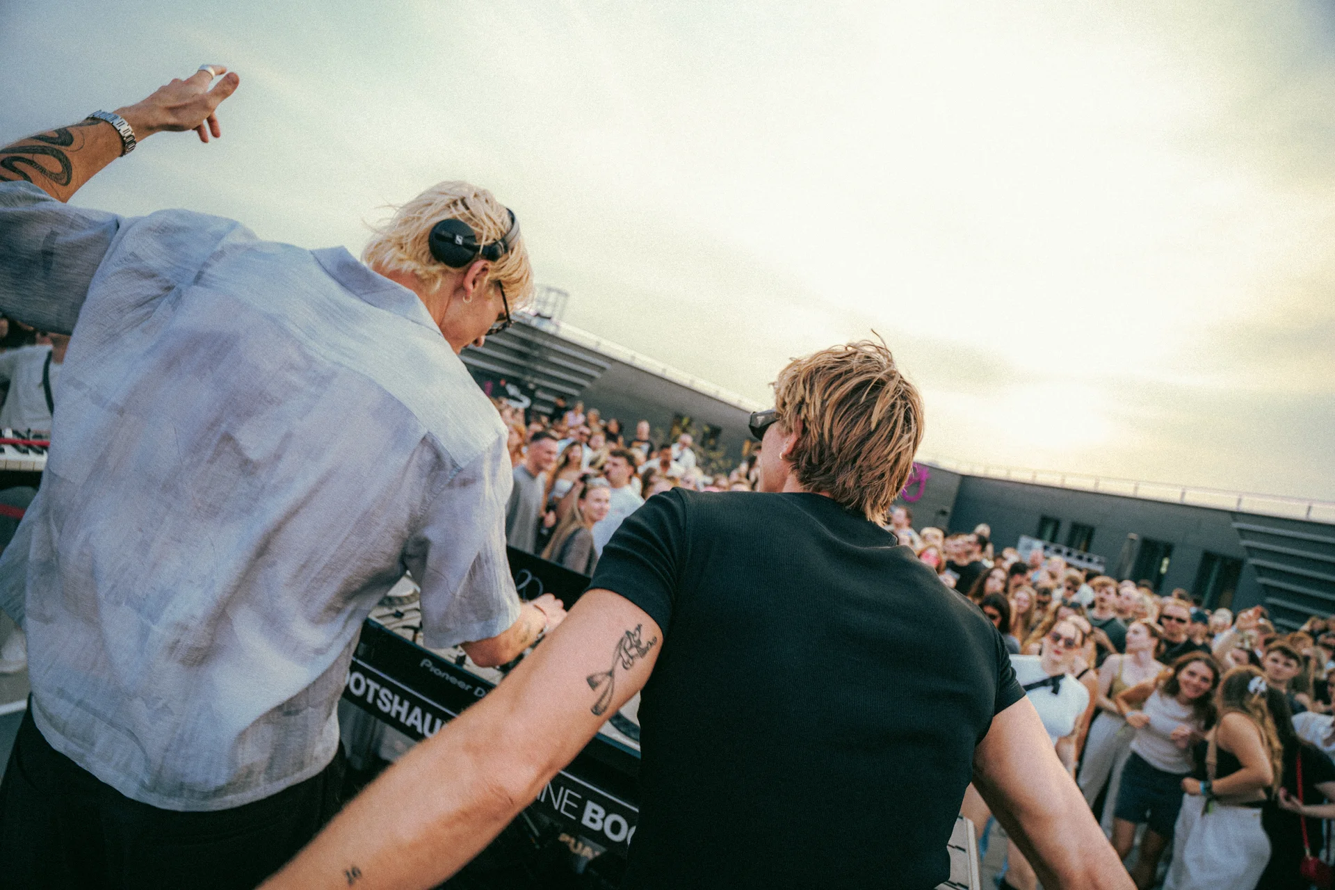 Blick hinter FAST BOY am Pult auf die feiernde Crowd
