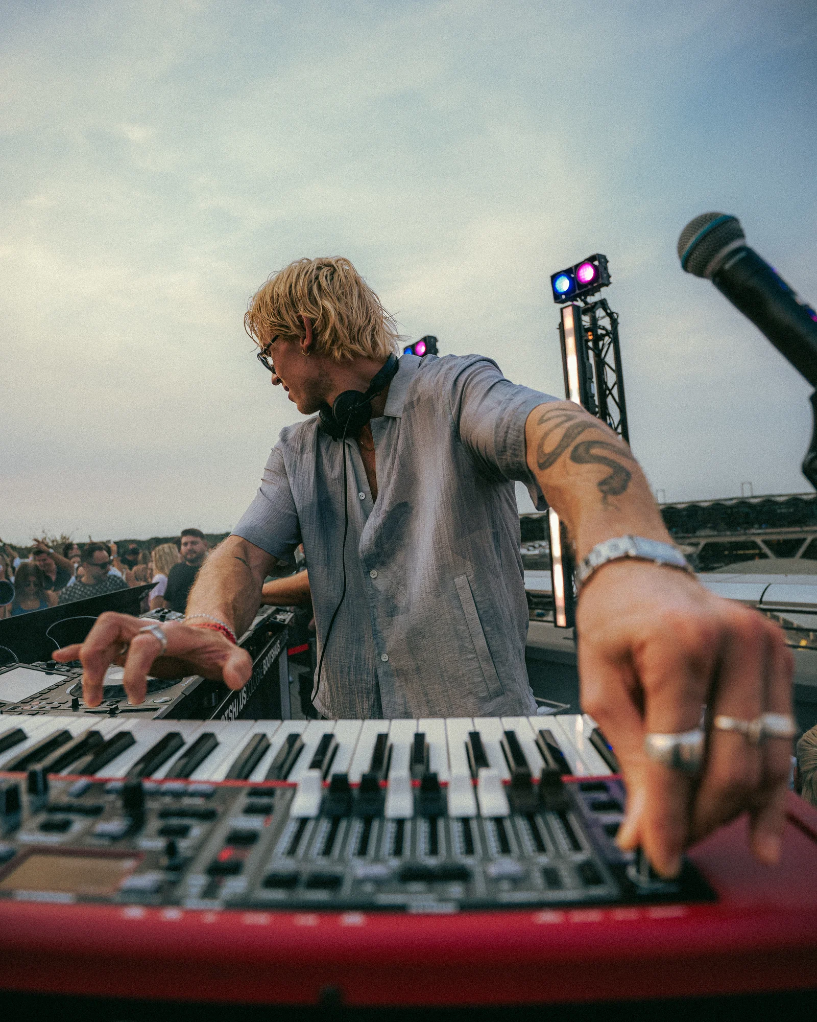 FAST BOY spielt am Keyboard vor dem Publikum