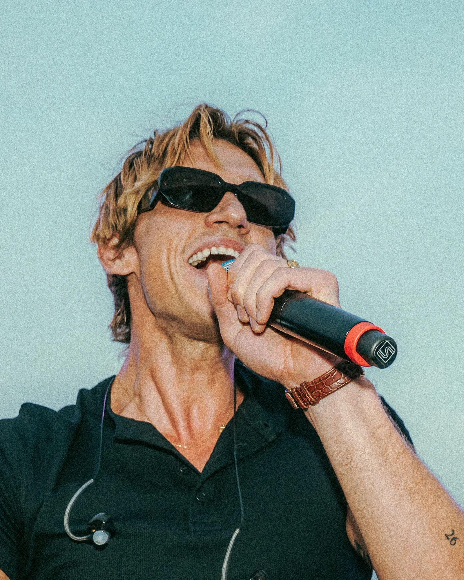 Nahaufnahme von FAST BOY beim Singen ins Mikrofon