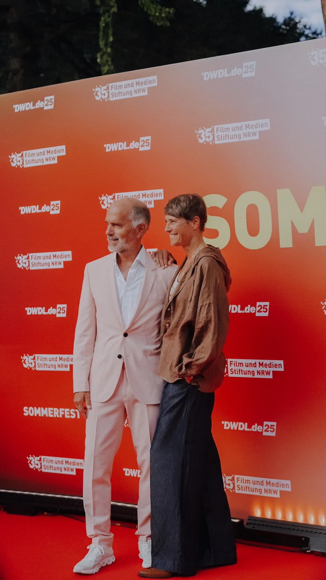Zwei Gäste auf dem roten Teppich beim Sommerfest