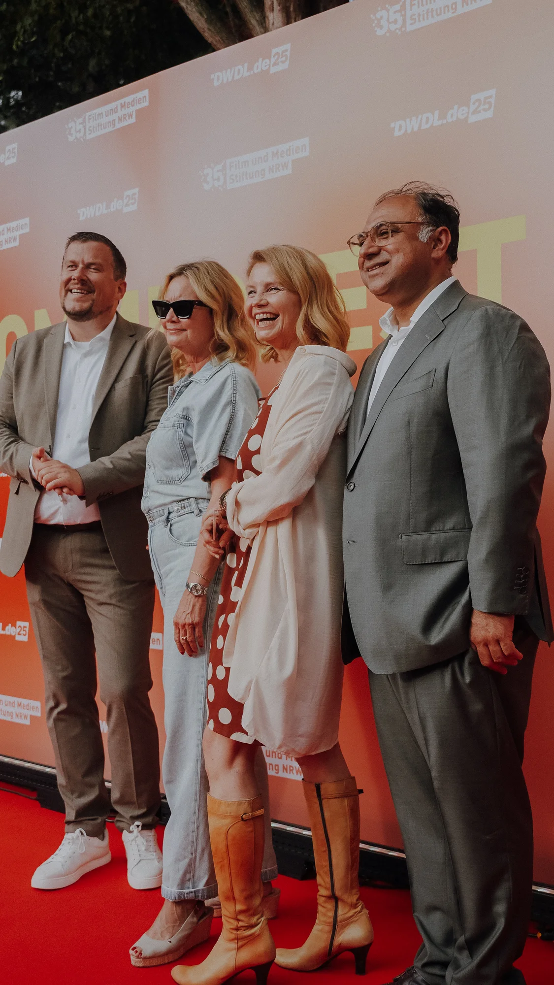 Gruppenaufnahme vor der Sommerfest-Fotowand