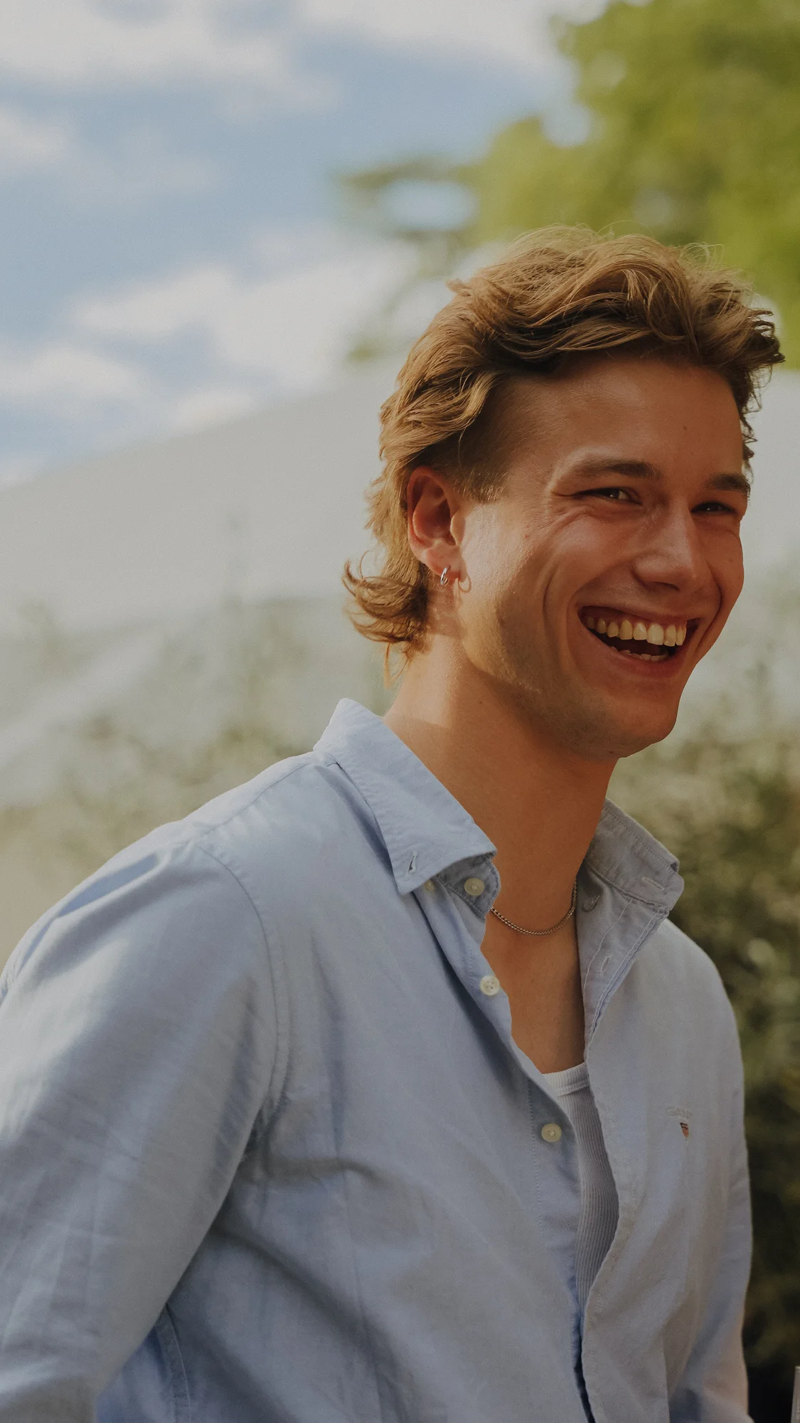 Ein lachender Gast im Sommerlicht