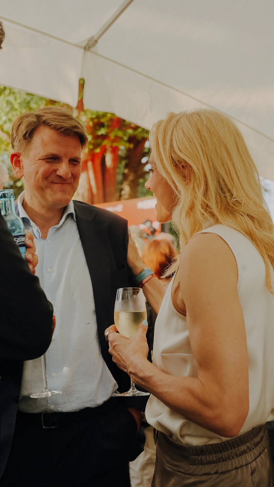 Persönliches Gespräch beim Sommerfest