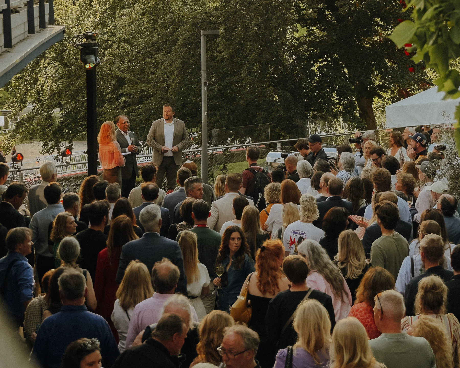 Publikum und Begrüßung auf der Sommerfest-Terrasse
