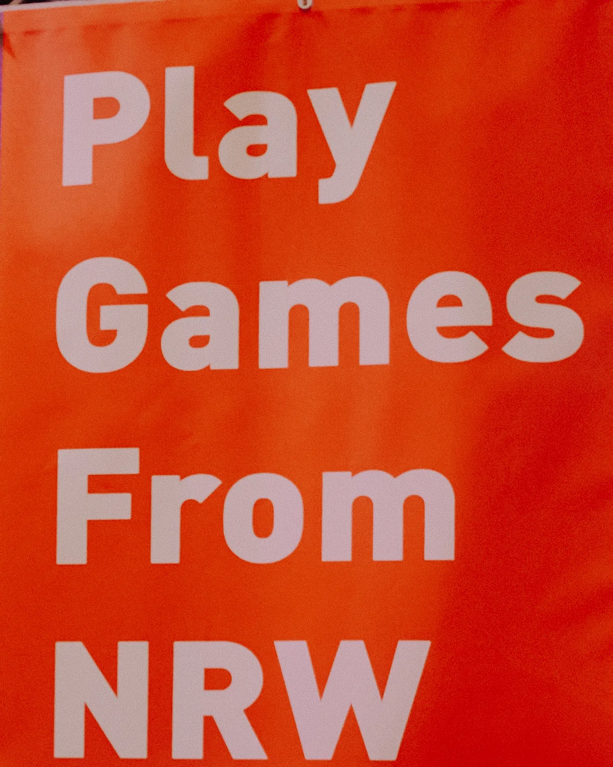 Play Games From NRW – rotes Schild auf der gamescom