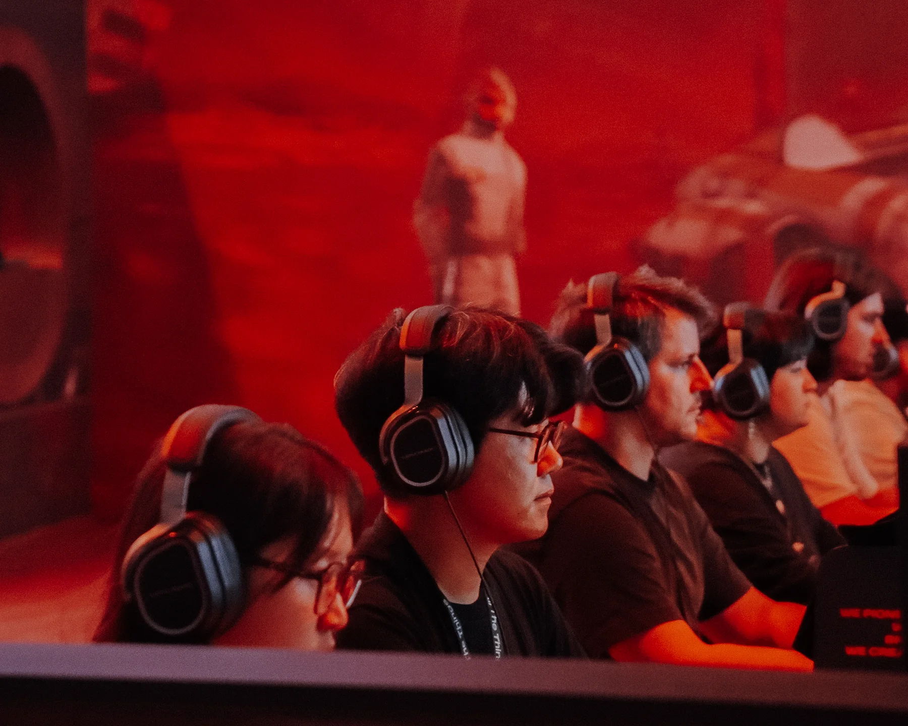 Spieler mit Kopfhörern im roten Licht auf der gamescom