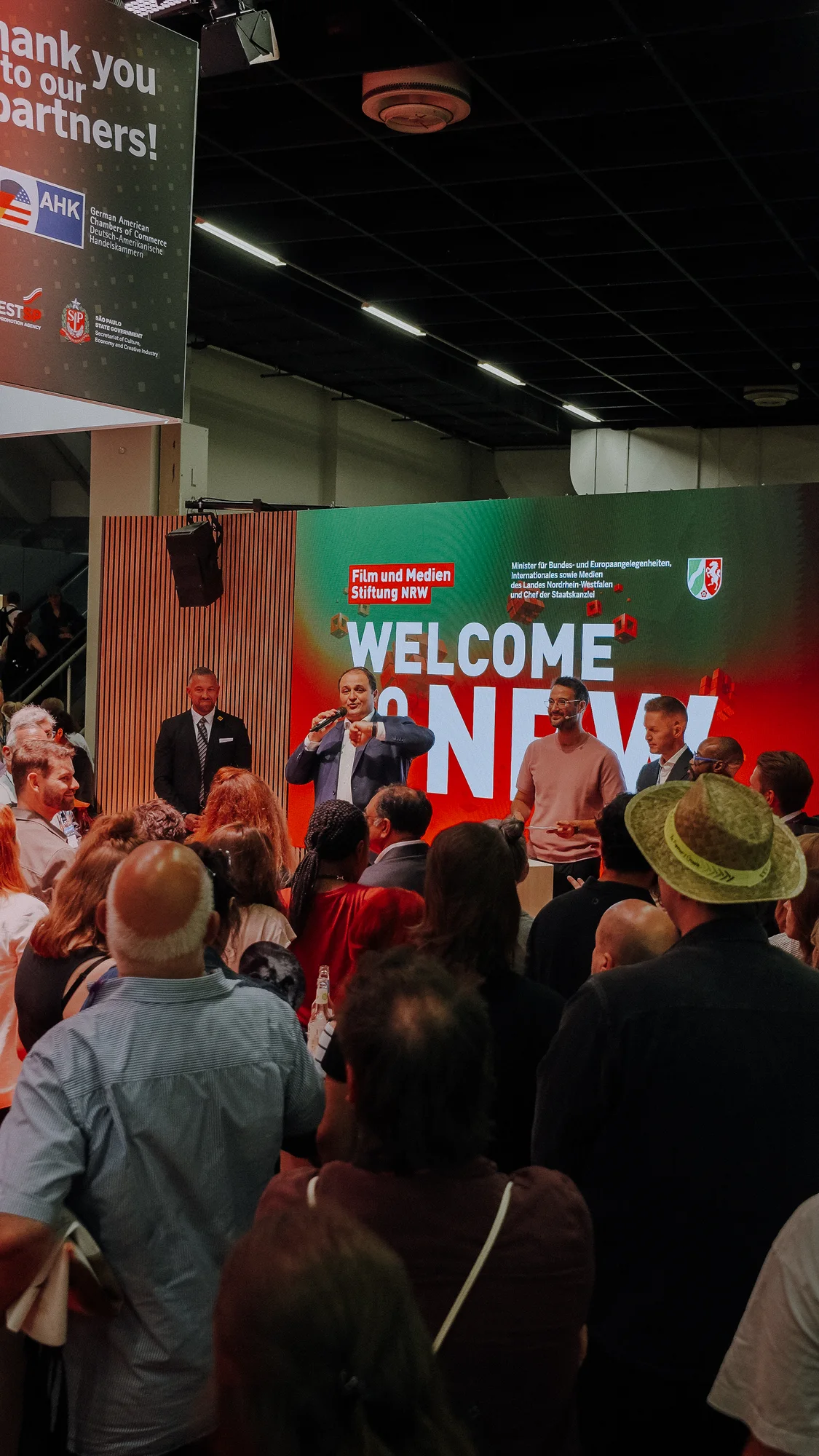 Gäste und Sprecher beim Empfang am NRW-Stand