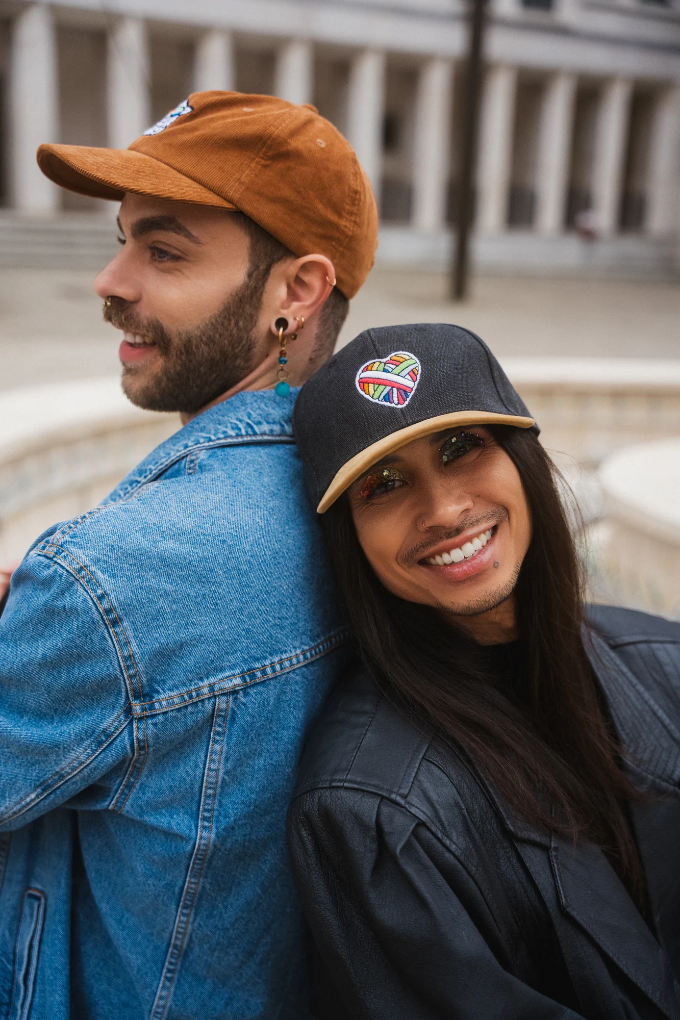 Zwei Personen mit bestickten Caps für RAINBOWWOOL