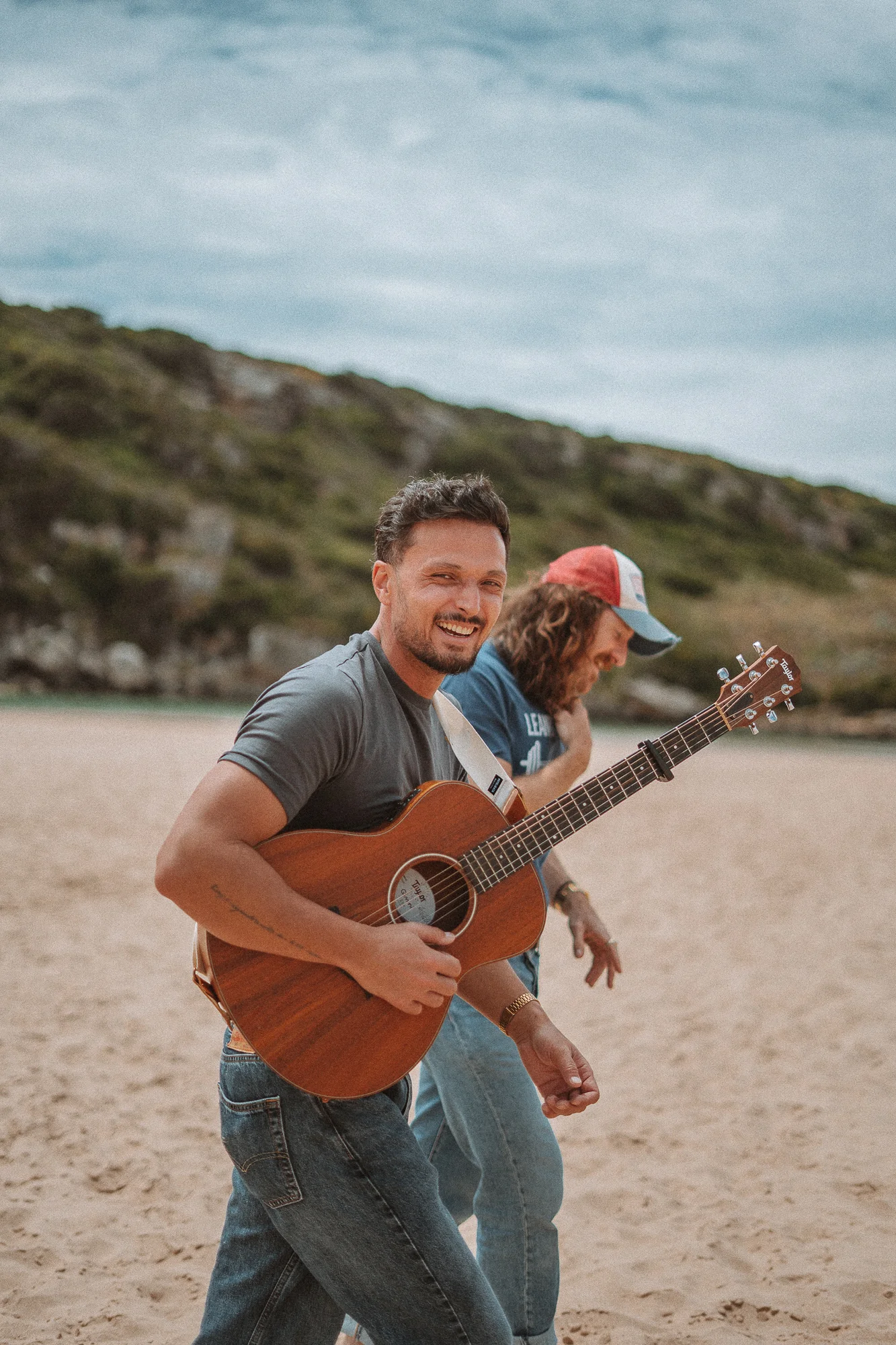 Ken Miyao mit einer Gitarre am Strand in Portugal
