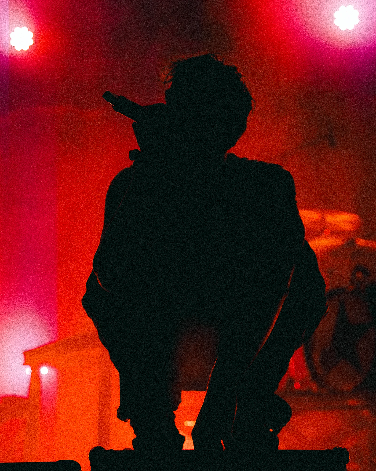 Lostboy Lino als Silhouette vor rotem Bühnenlicht