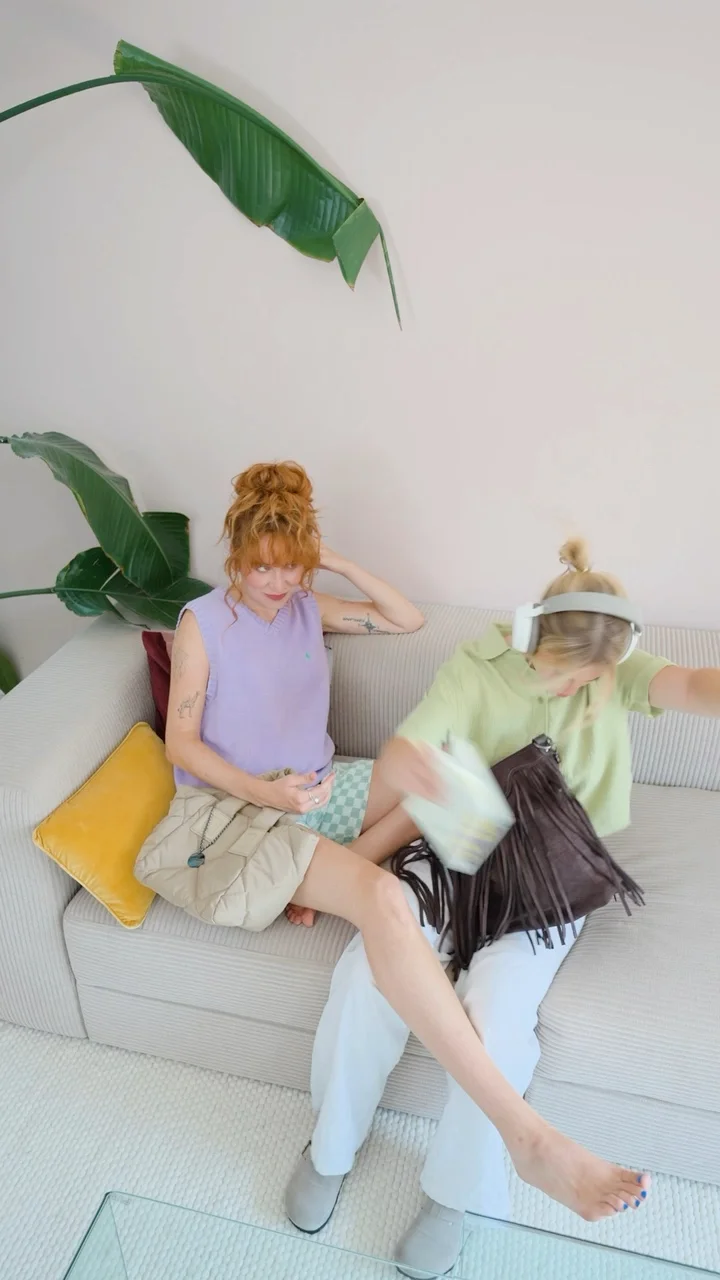 Emily & Noah – Fashion-Reel auf der Couch