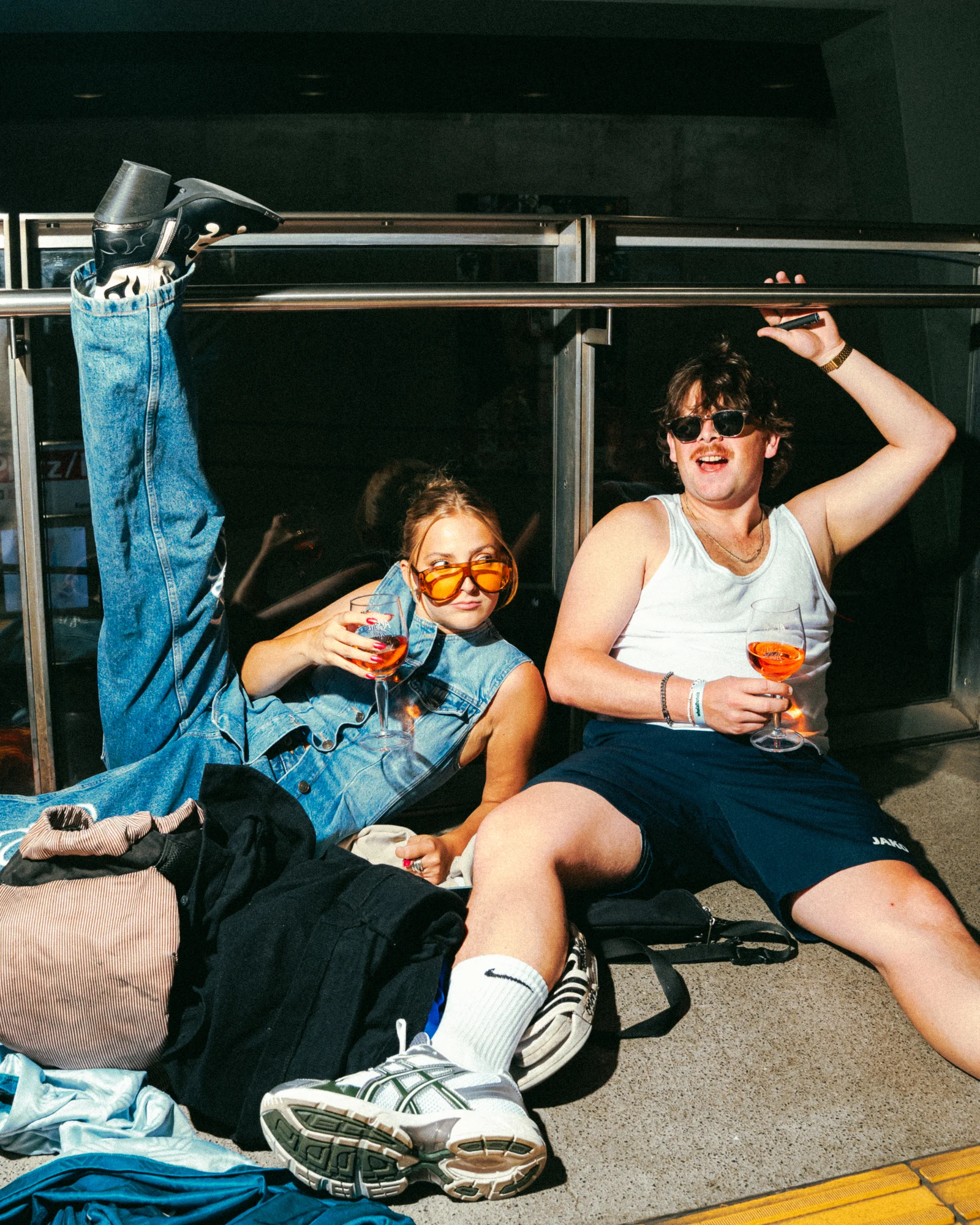 Laura und Fabiasco mit orangefarbenen Drinks und Sonnenbrillen