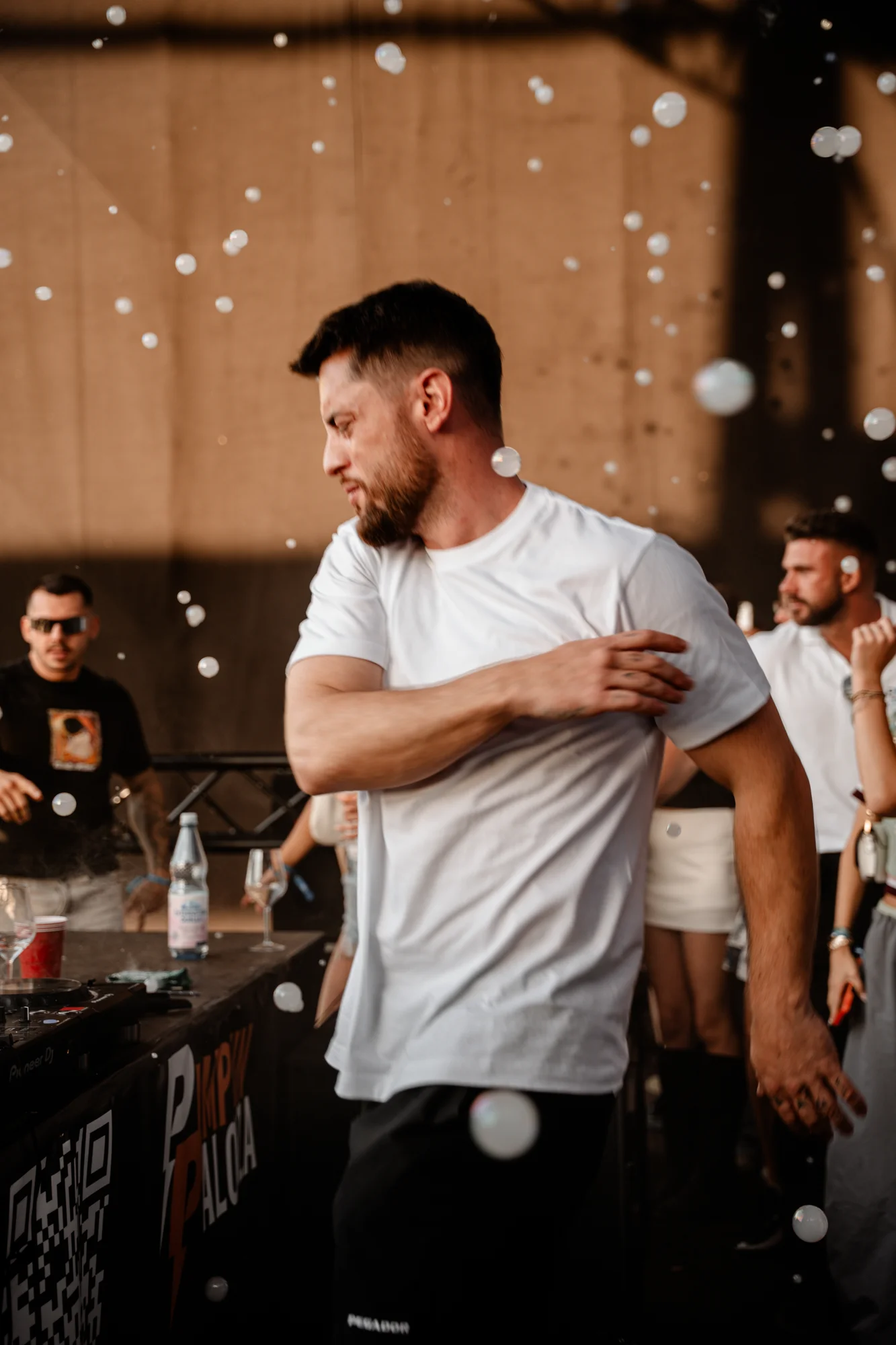 SAUBA AKA BAUSA zwischen Seifenblasen am DJ-Pult