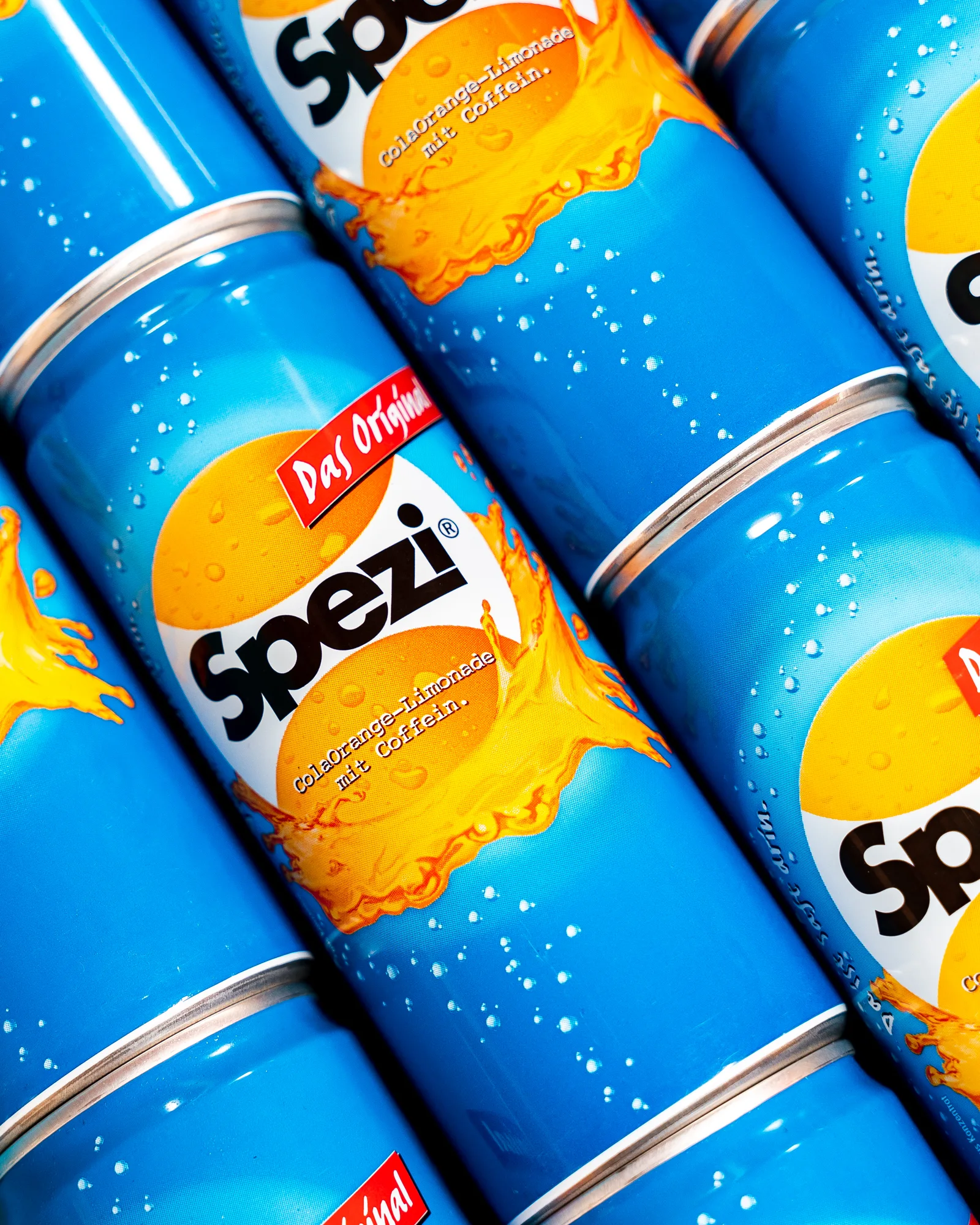 Blaue Spezi-Dosen als farbenfrohes Produktdetail