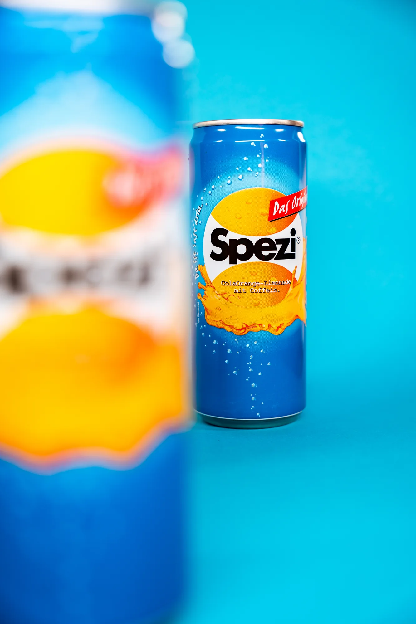 Spezi-Dose vor türkisfarbenem Hintergrund