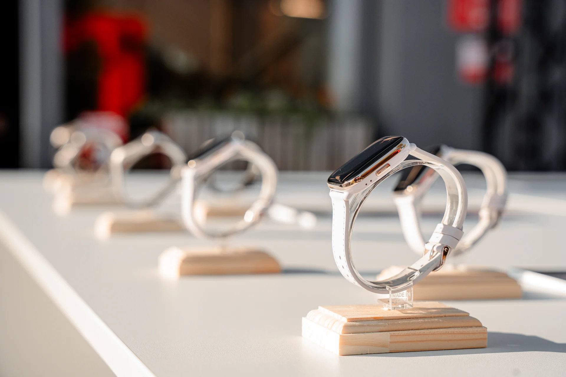 Helle Amazfit Smartwatches auf Präsentationsständern im Sonnenlicht