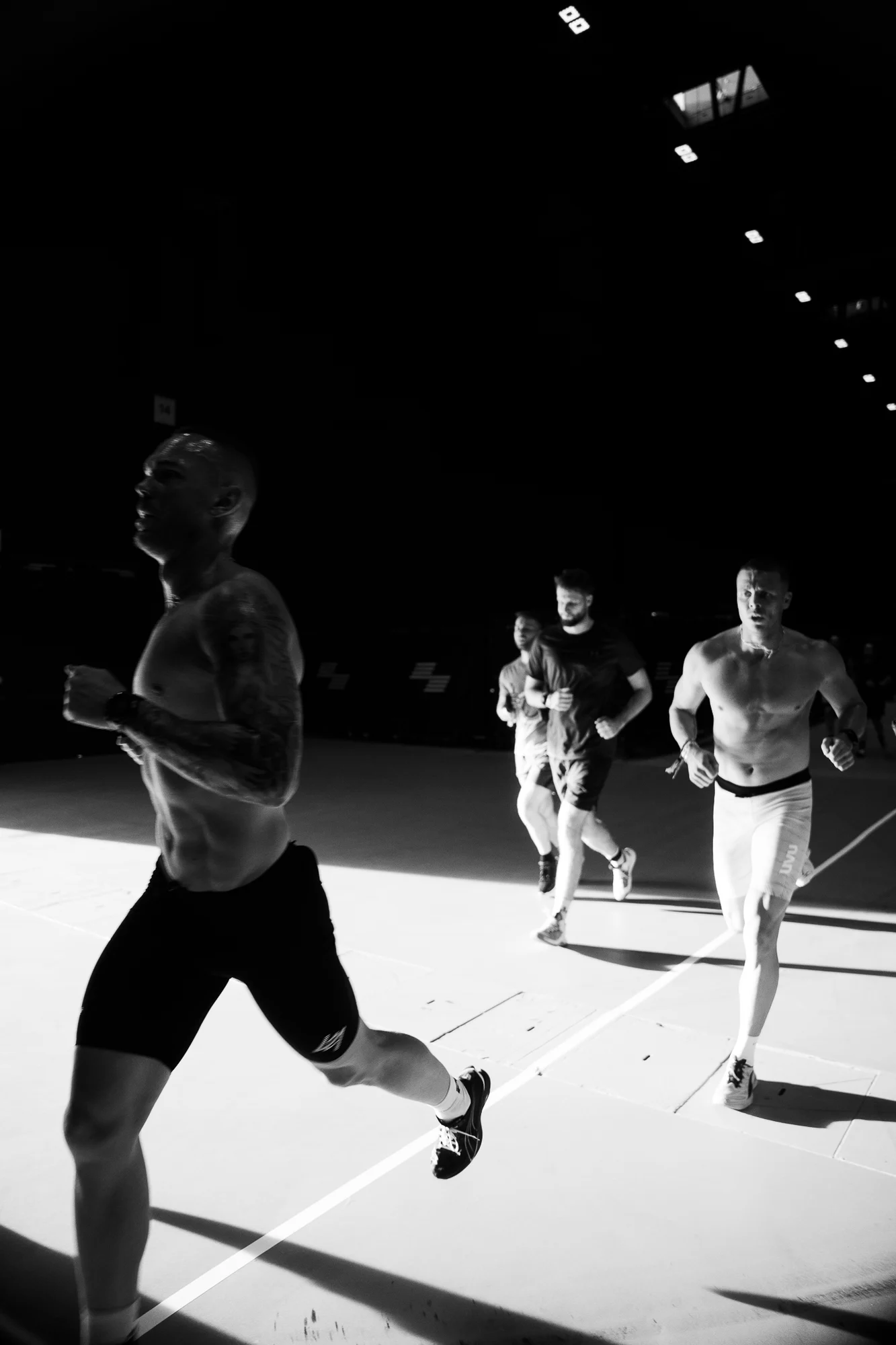 Athleten beim HYROX-Lauf in Maastricht, fotografiert in kontrastreichem Schwarz-Weiß