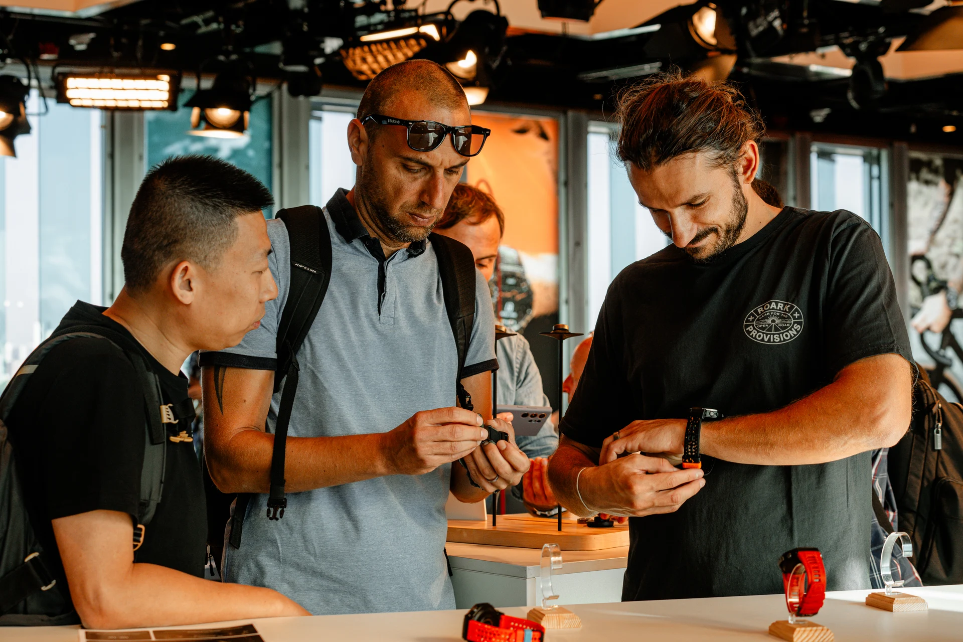 Besucher entdecken und testen Amazfit Sportuhren bei einem Markenevent