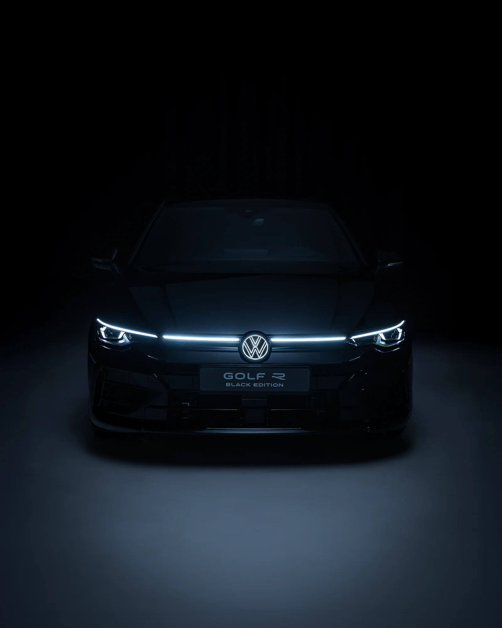 Front des Golf R Black Edition mit leuchtenden Scheinwerfern
