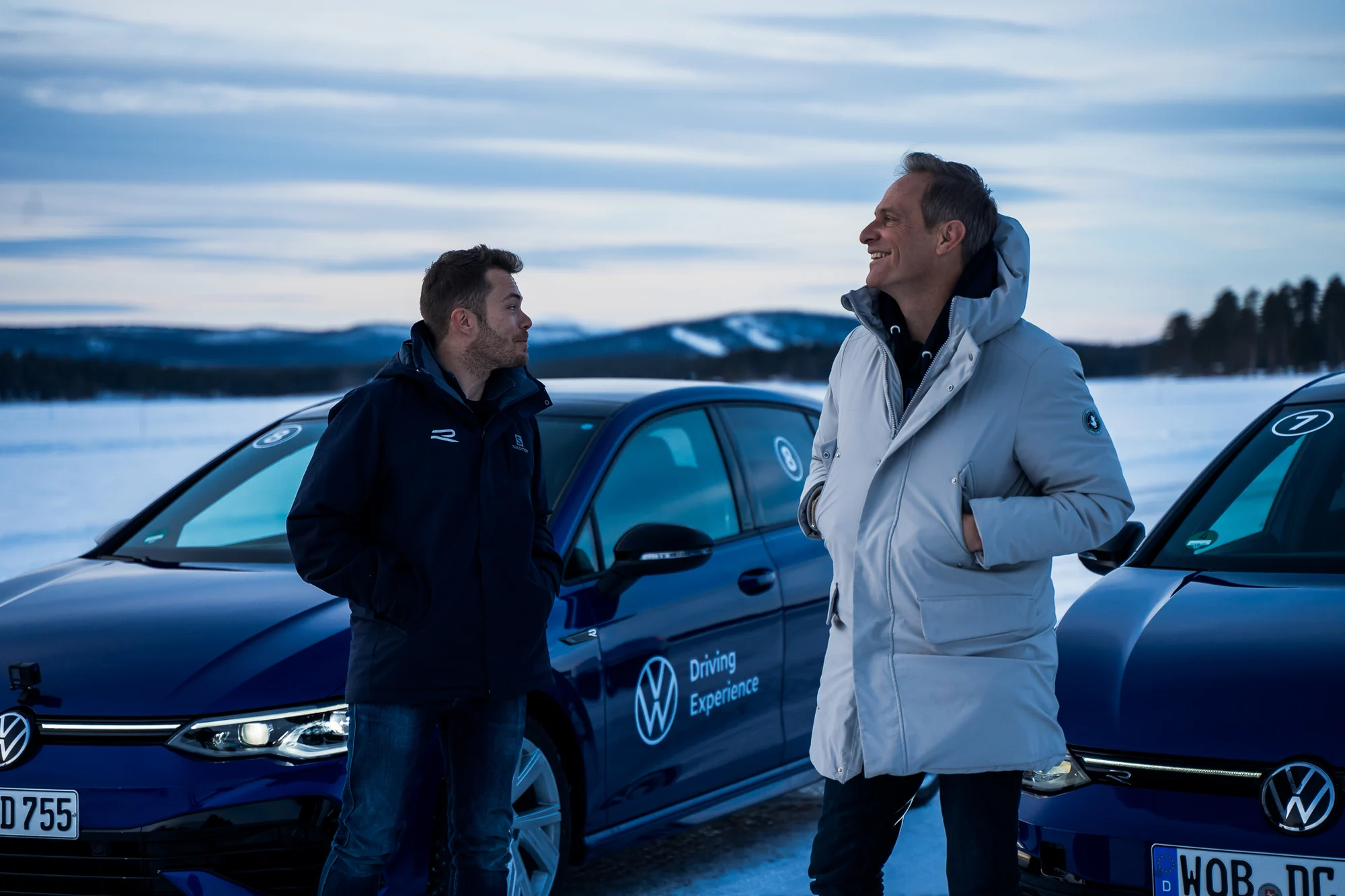 Zwei Menschen bei der Volkswagen Driving Experience