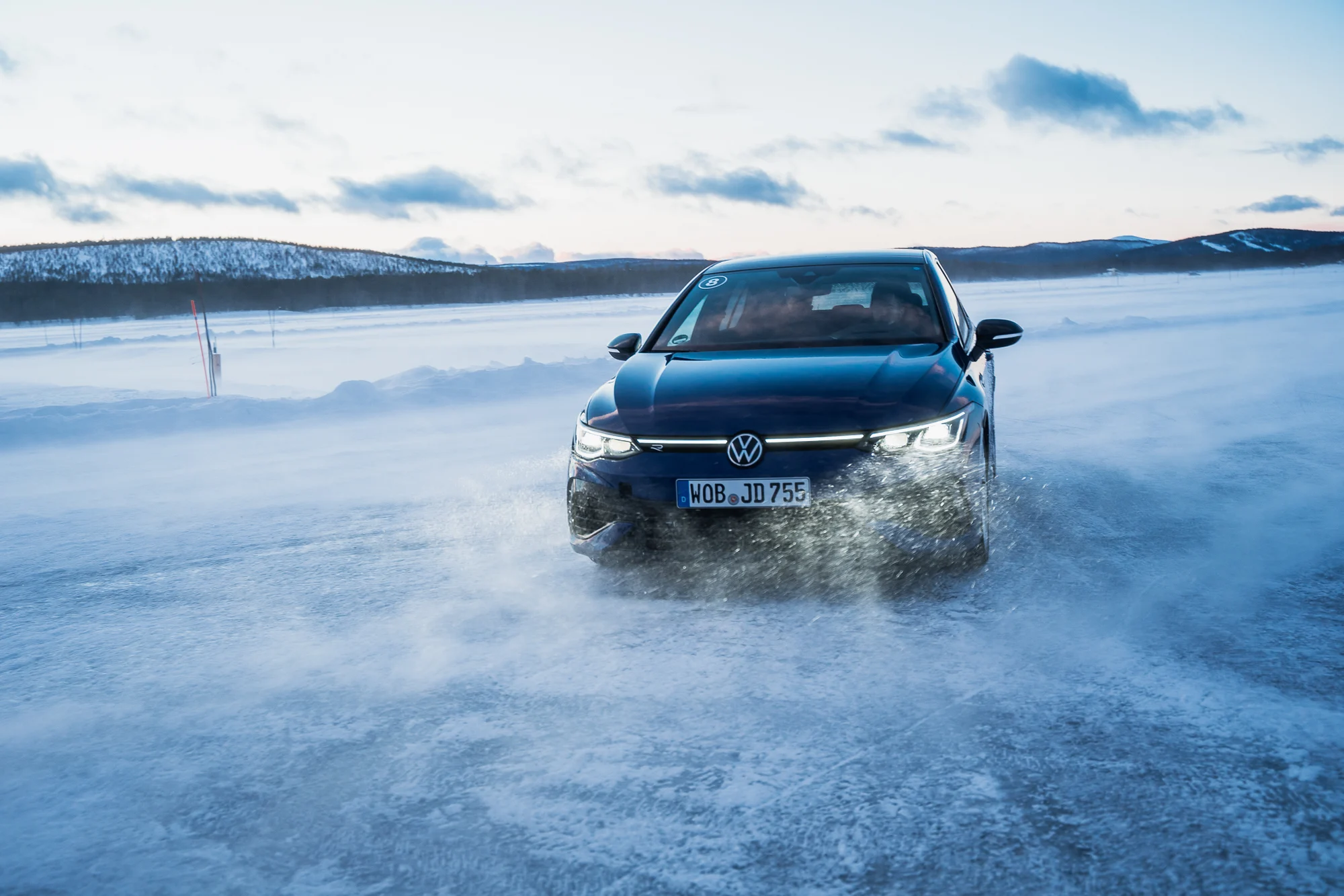 Volkswagen R in Bewegung auf Schnee