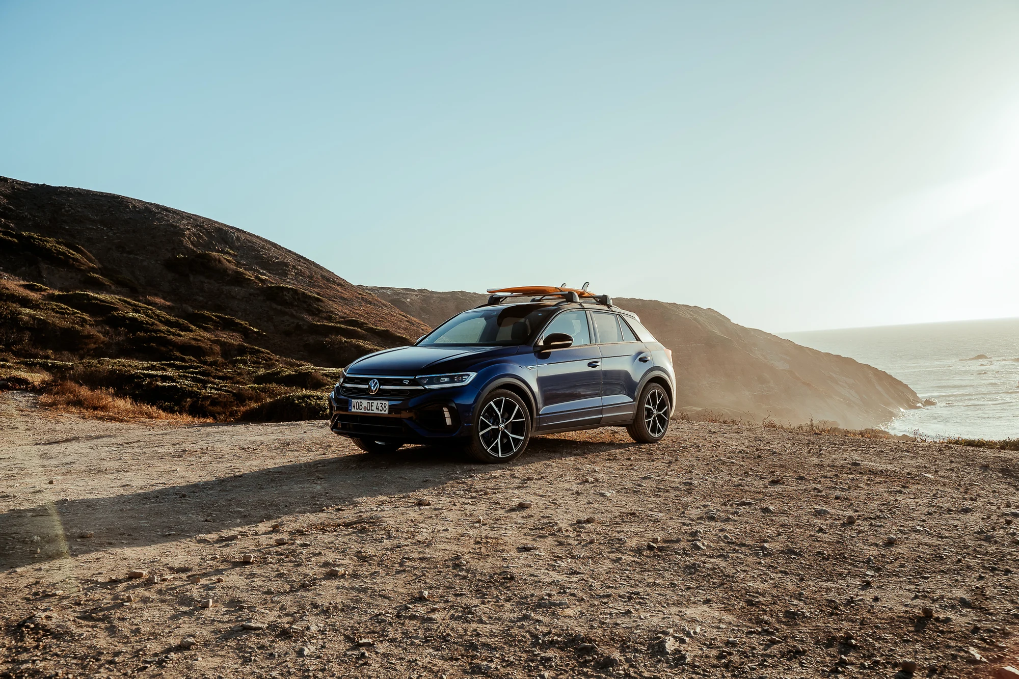 Volkswagen R mit Surfboard an der Küste