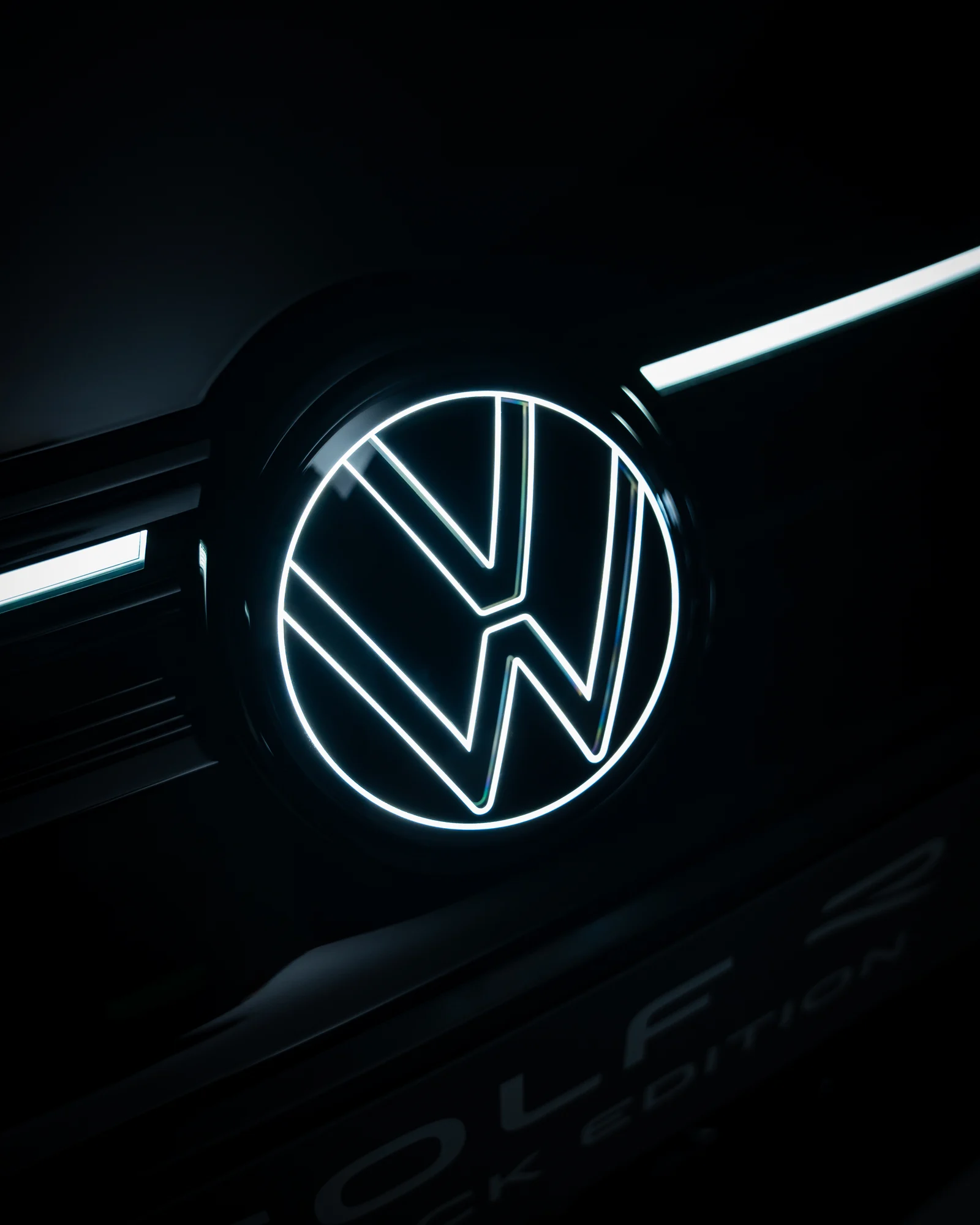 Leuchtendes Volkswagen-Emblem im Dunkeln