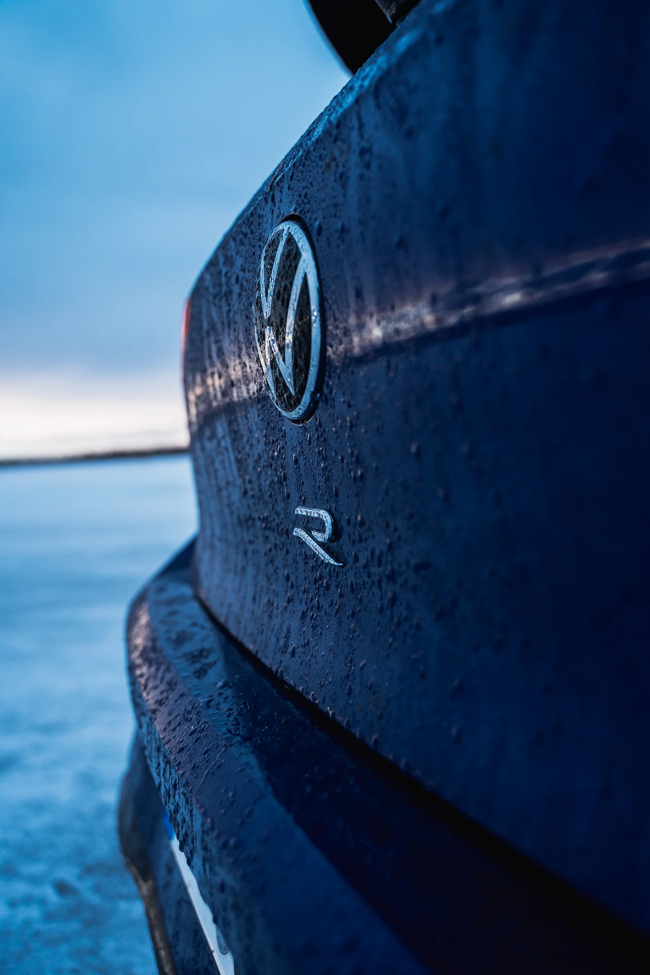 Volkswagen-R-Emblem mit Eiskristallen