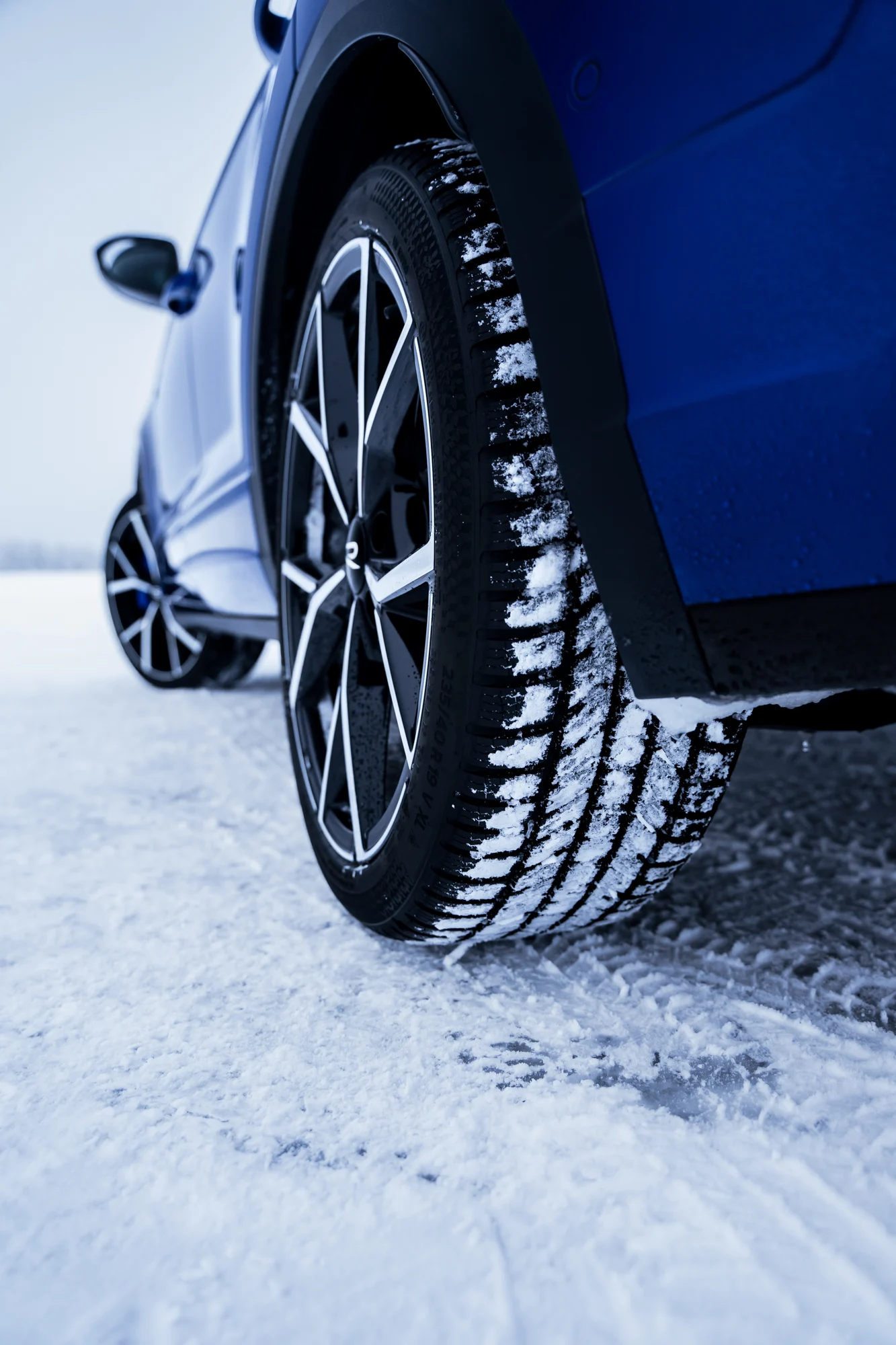 Rad und Winterreifen im Schnee